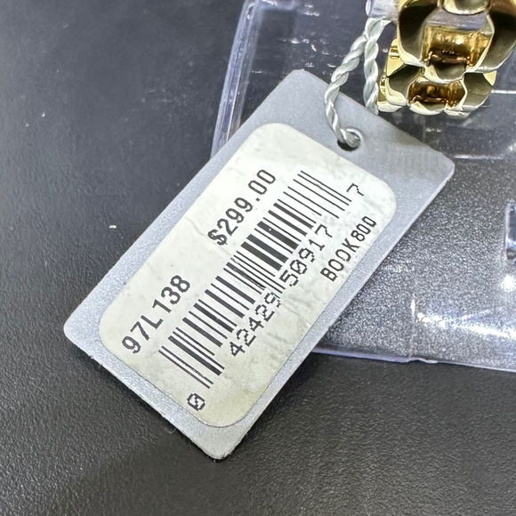 Women's NWT Bulova w/Mother-of-Pearl Face & Gold Bezel w/Gold Chain Bracelet - Picture 5 of 5